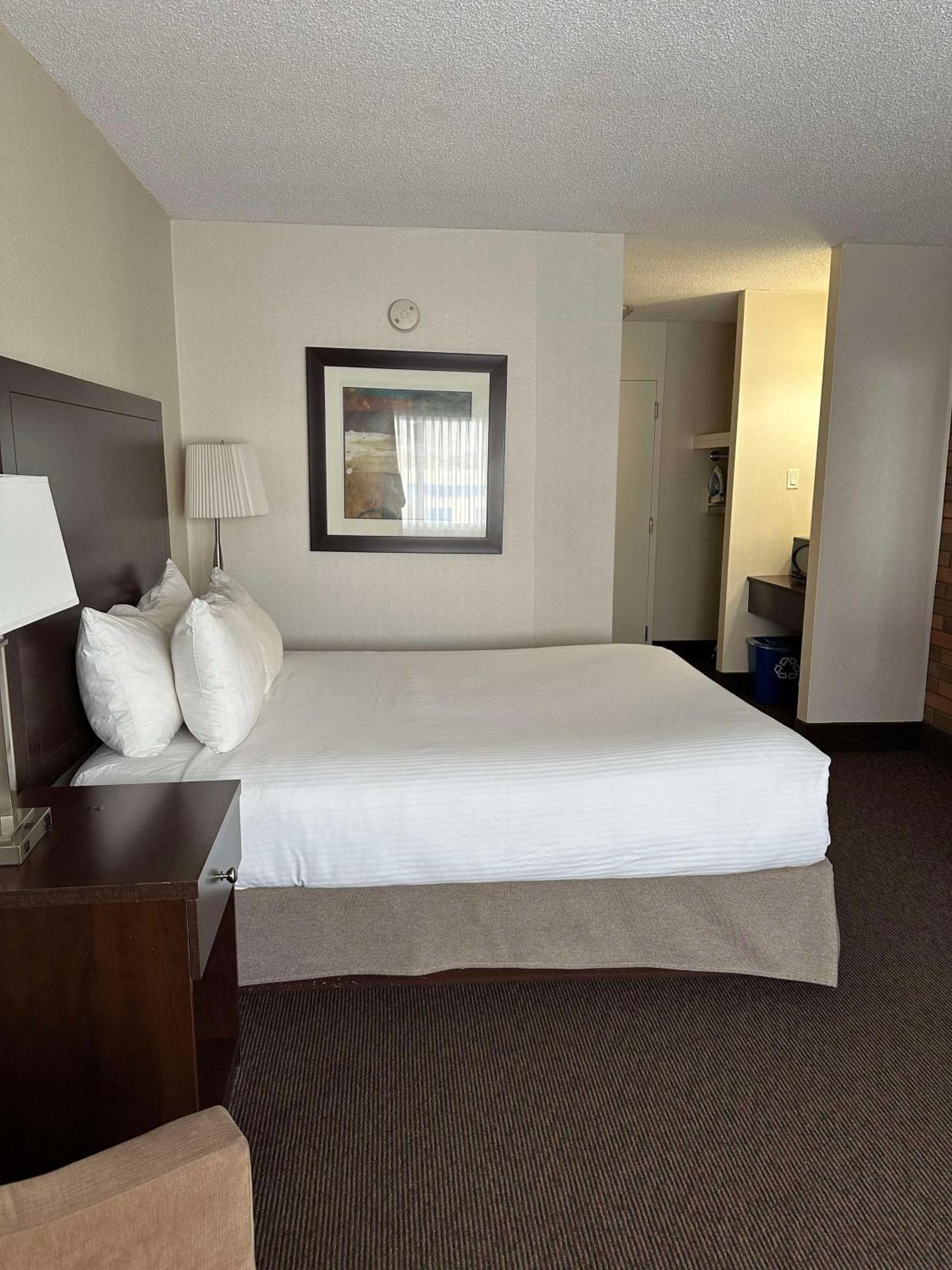 Best Western Cedar Park Inn Edmonton Bagian luar foto